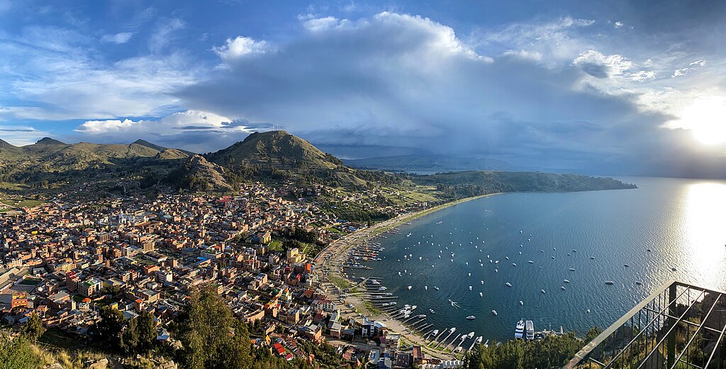 Copacabana,_Bolivia-la-paz